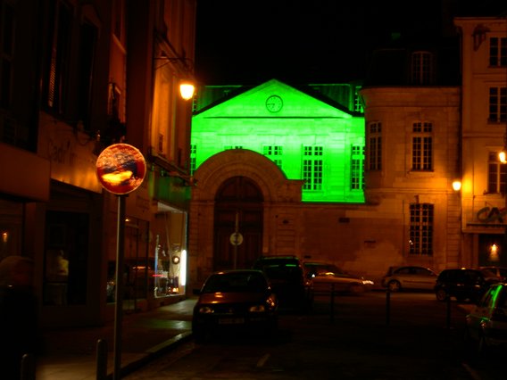  façade éclairée en vert flashant